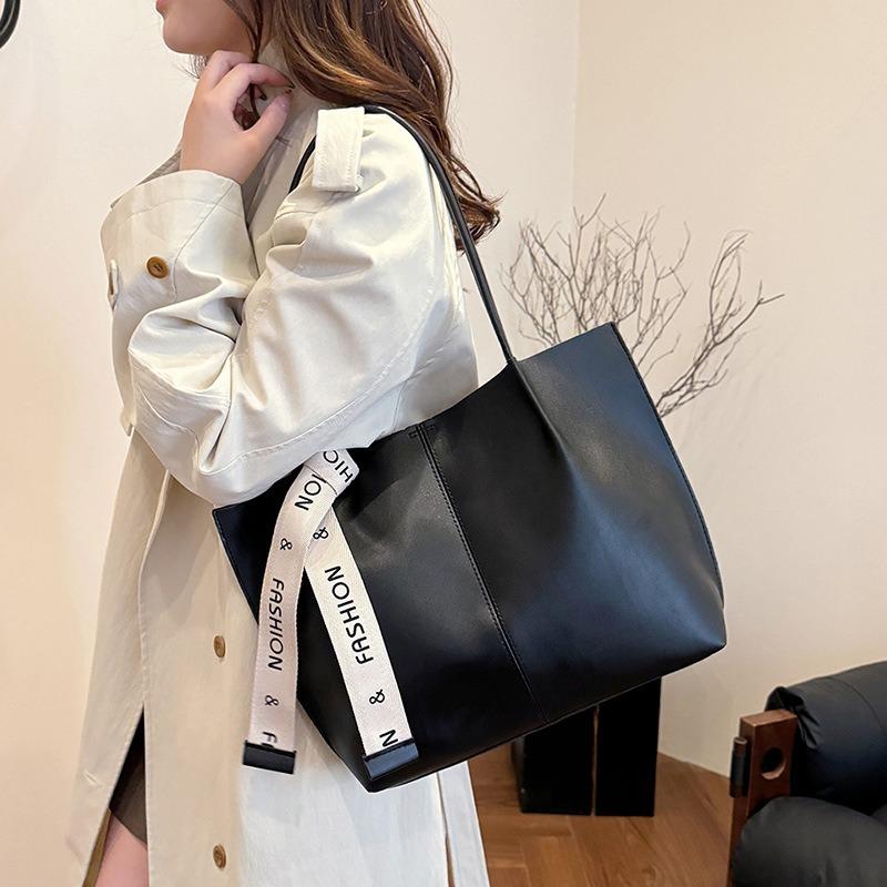 Textured large-capacity bag women's new niche design commuting to work personalized tote bag big bag