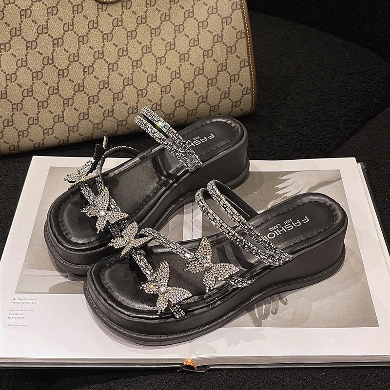 

Rhinestone bow thick-bottomed cool slippers women s summer new wear fashion Baidai slope heel muffin one-word drag 34 чорний