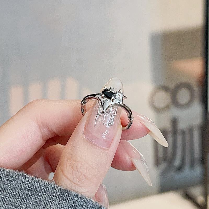 

Dark Irregular Folds Personality Retro Premium Sense Opening Ring Female Niche Design Sweet Cool Wind Adjustable opening