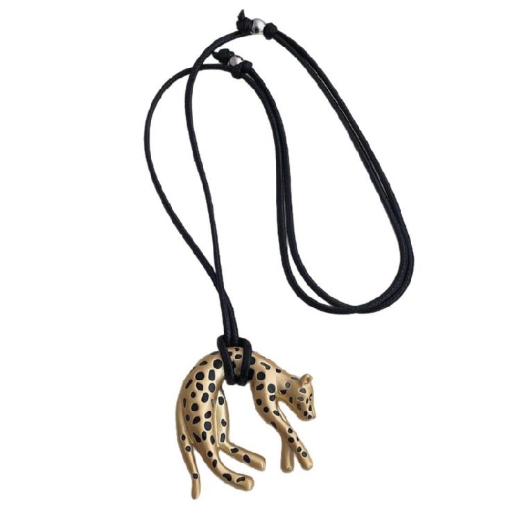 Stylish Clavicle Necklace With Vintage Leopard Pendant In Electroplated Finish For Enhancing Personalize Styles