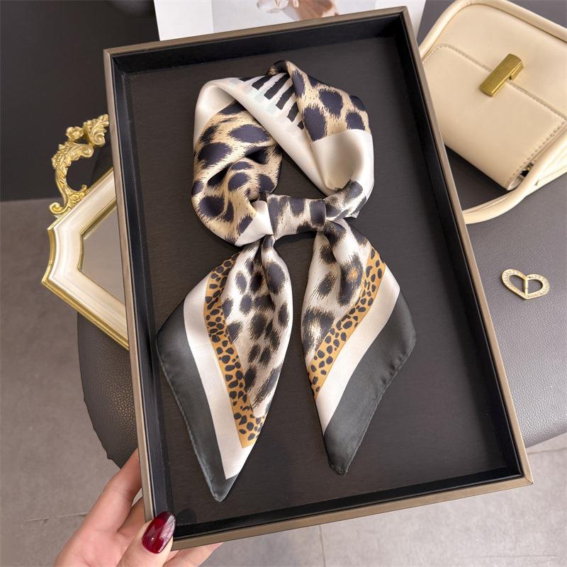 Nieuwe Luipaardprint Bandana Sjaal Luxe Zacht Satijn Stijlvol Veelzijdige Nek Sjaal Voor Vrouwen Haarbanden Hoofddoek 70X70CM gray