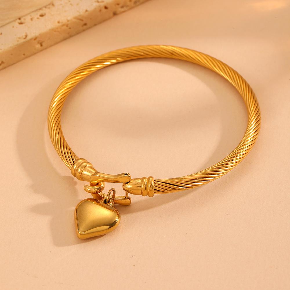 Luxury Threaded Titanium Steel Horseshoe Hook Bracelet for Women – Colorfast, Heart-Shaped Design