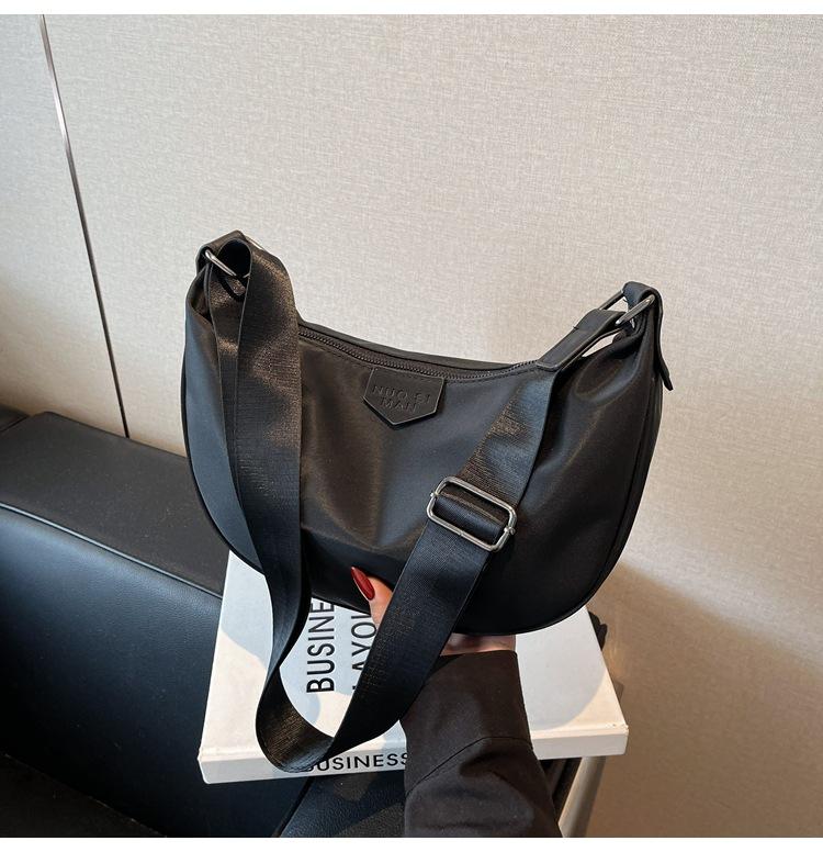 New Stylish and Simple Small Cloth Bag Women's 2025 Casual Versatile Shoulder Dumpling Bag Going Out To Play Lightweight Messenger Bag