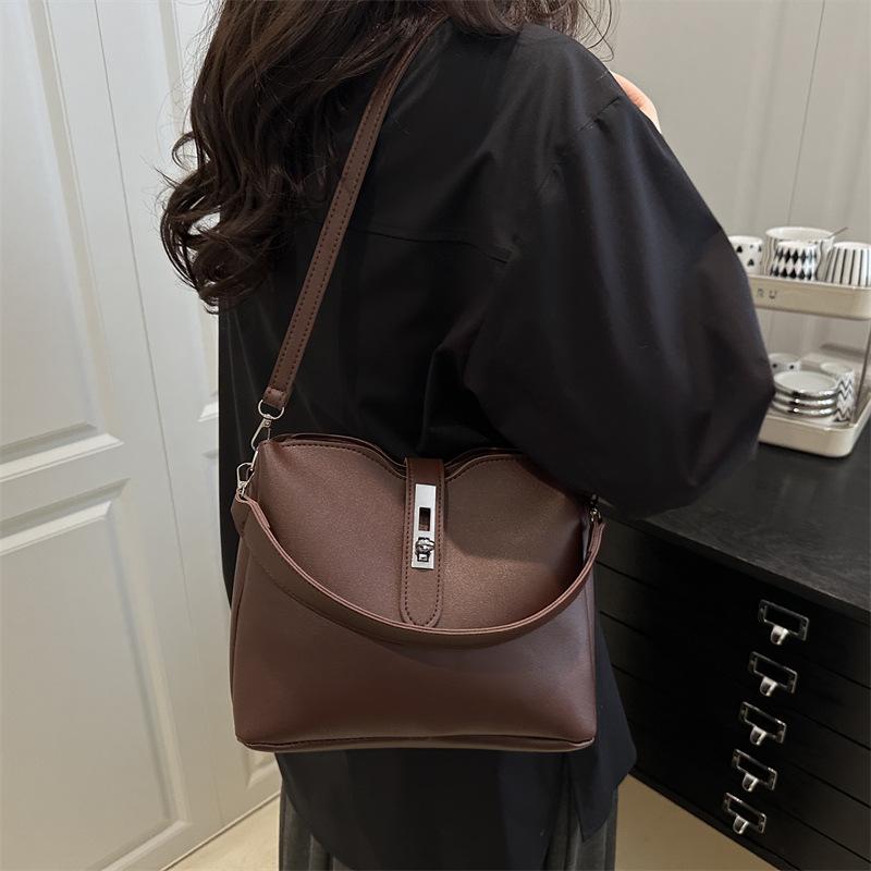 2025 New Fashion Trend Shoulder Messenger Bag Bag Large Capacity Women's Bag Casual Portable Bucket Bag