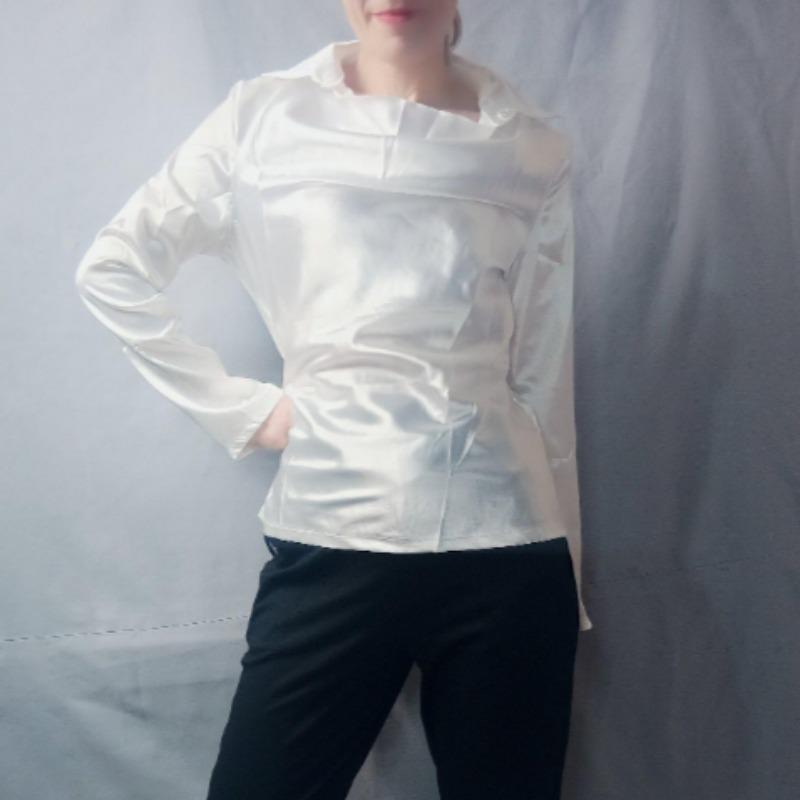 A Simple and Elegant Printed Swing-neck Shirt Collar for Women