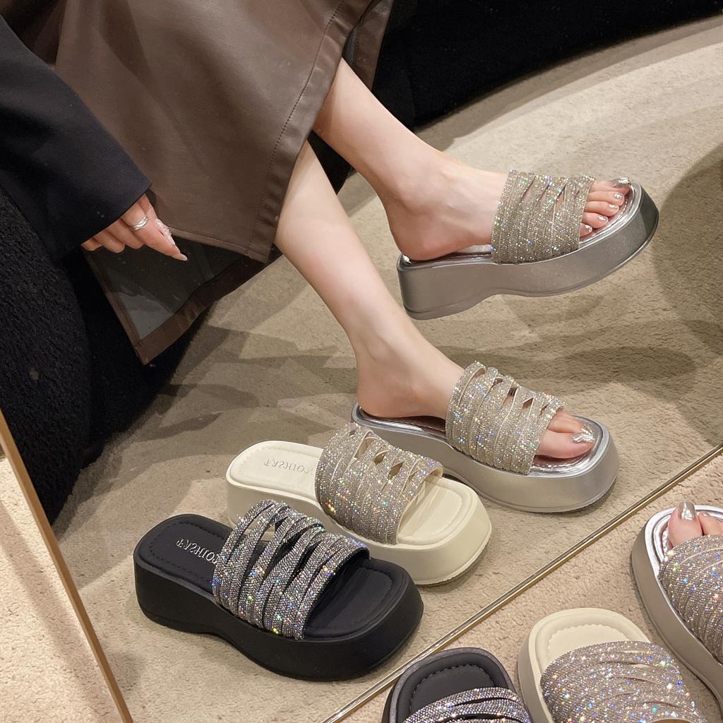 Ein-Wort coole Hausschuhe Damen Außenhausschuhe 2024 Sommer neu Muffin Plateau Damen Schuhe Strass Erhöhungssandalen