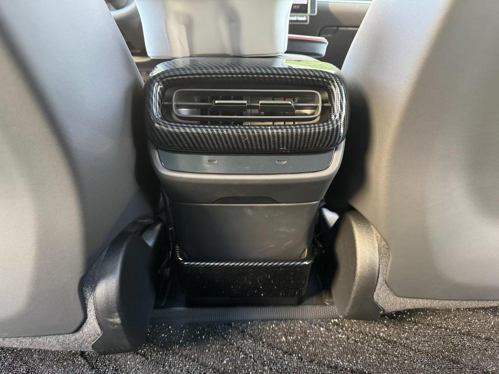 Moldura da Alavanca de Câmbio, Saídas de Ar do Banco Traseiro, Acabamento da Porta e Acessórios do Volante Xiaomi SU7