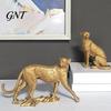 Sculpture Animale Résine Durable Modèle Figurine Léopard Doré, Statue Vive, Posture Accroupie Courante, Ornement pour Meuble TV Entrée Bureau,