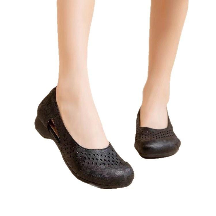 Sandalen Damen rutschfeste Rindflechsensohle 2025 Sommer neu hohl mittelalterlich und älter flacher Boden atmungsaktiv superweich Mode Mutterschuhe