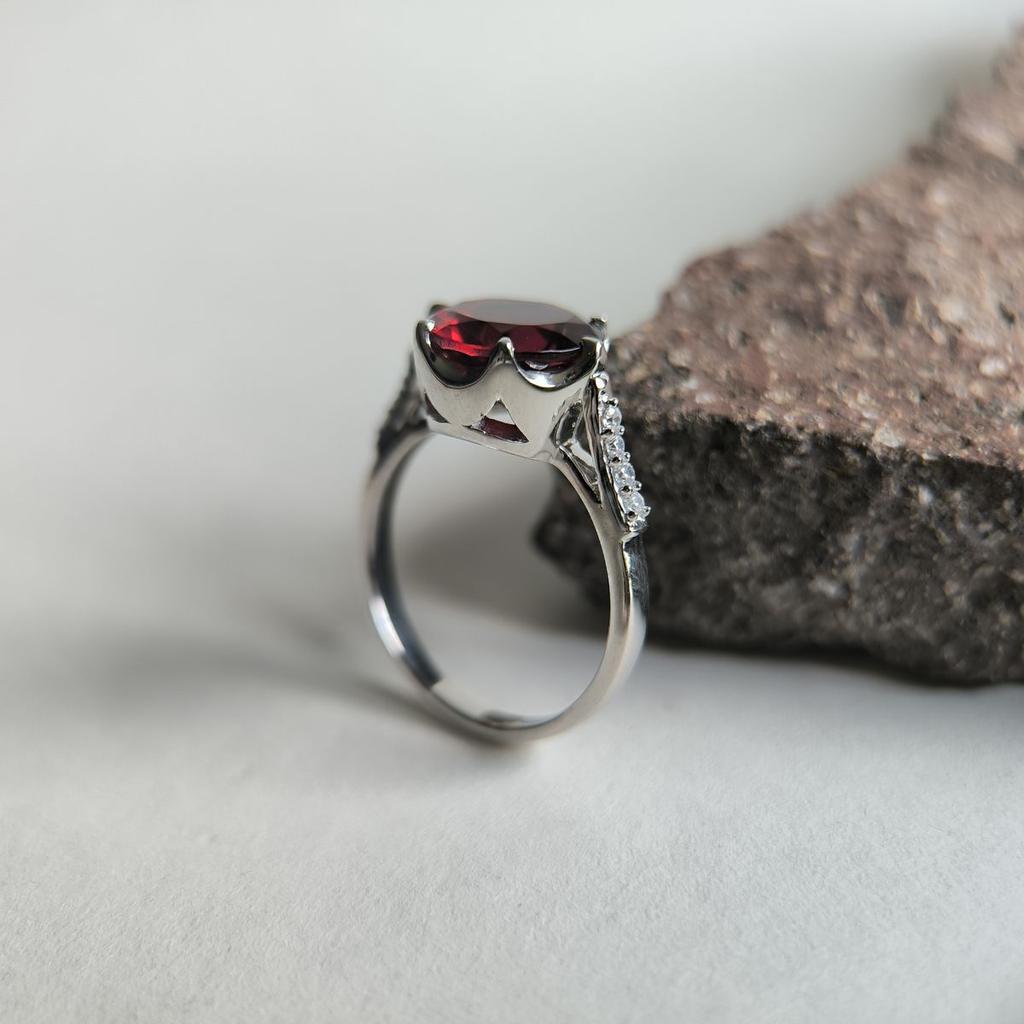 Серебряное кольцо с искусственным гранатом nano 2.714ct, фианитами, вес изделия 3,74 гр (60002152)