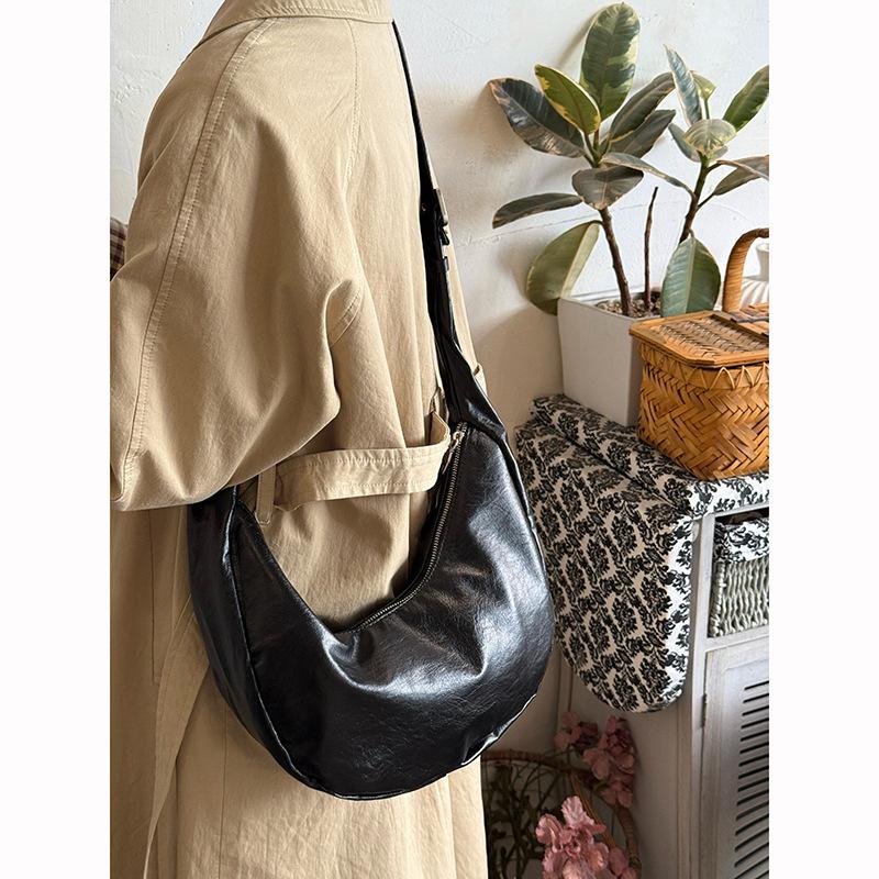 Large Capacity Retro Soft Leather Pleated Dumpling Bag Women's New High-end Fashion Versatile Single Shoulder Messenger Bag Horn