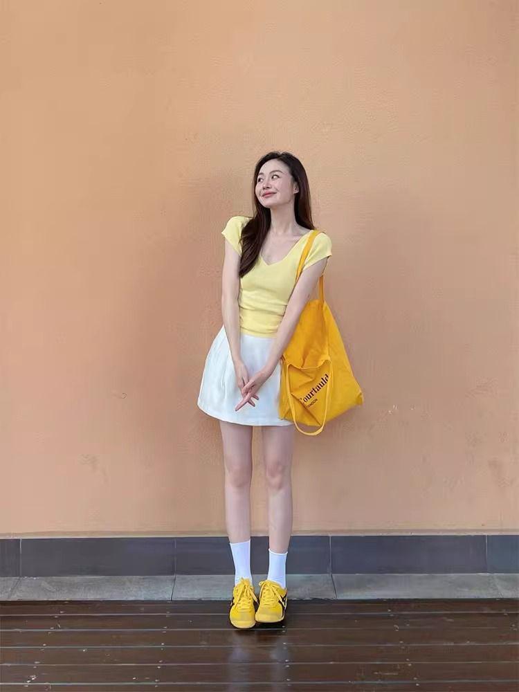 Dámské žluté pletené tričko s krátkým rukávem a výstřihem do V ve stylu léto 2025 – Jedinečný a stylový design