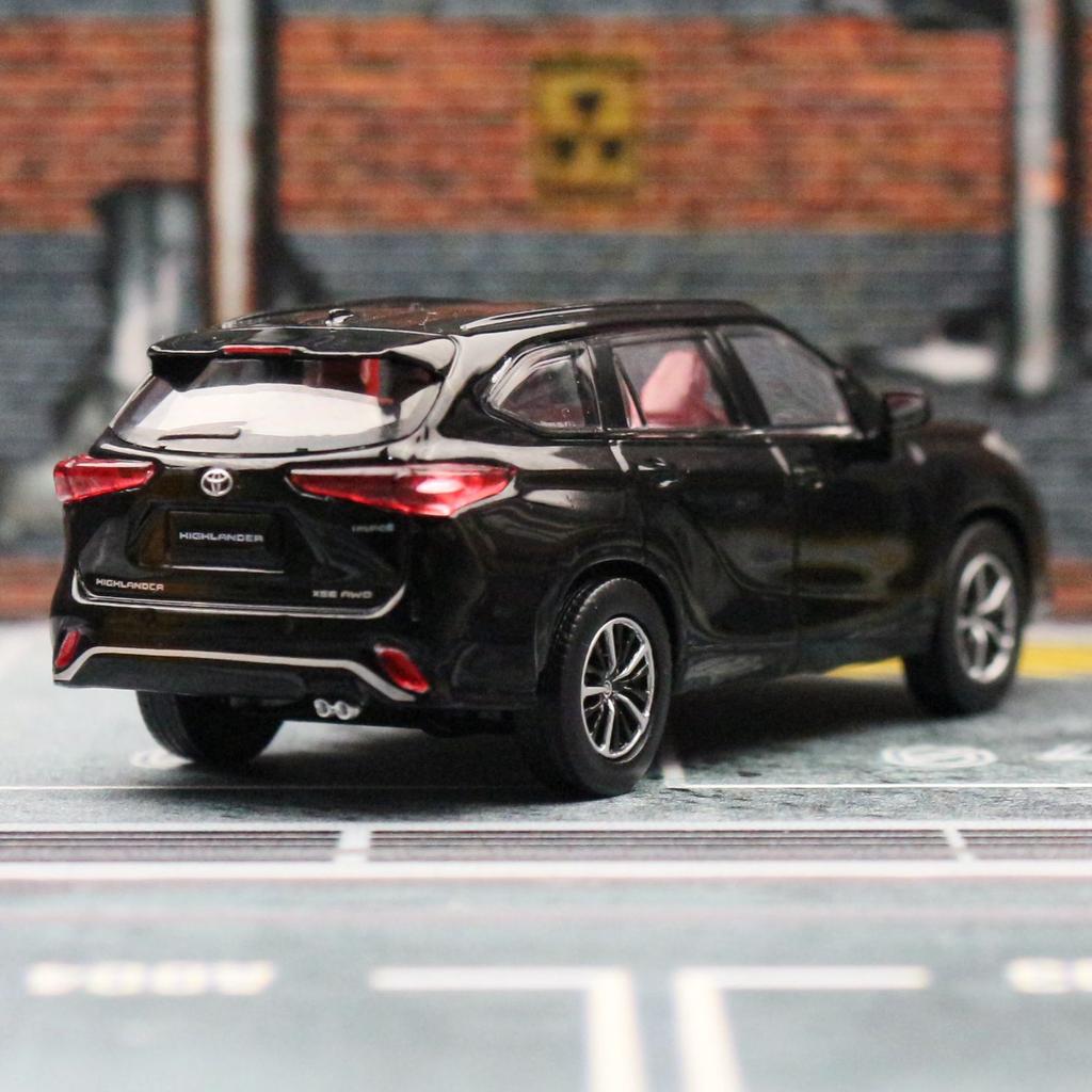 1/64 TOYOTA Highlander XSE Hybrid Miniature Model JKM 1/64 Premium SUV Toy Car Vehicle Free Wheels Diecast Alloy Collection Gift