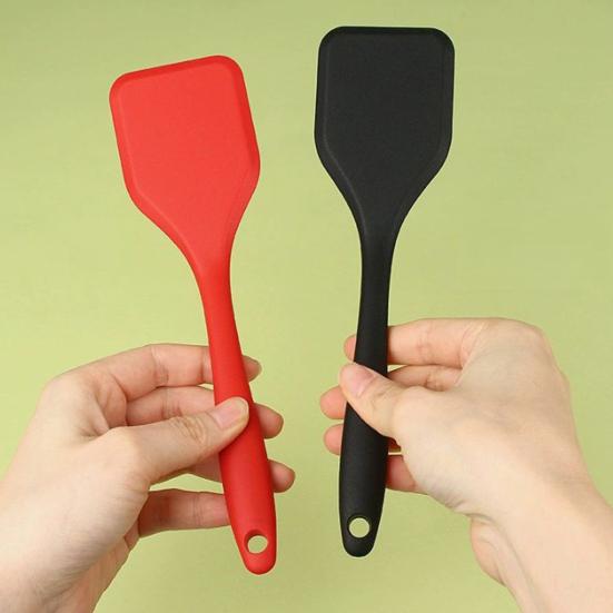 Silikonová stěrka potravinářské kvality Nepoškozující povrch pro nepřilnavé pánve Odolná vůči vysokým teplotám Ergonomická protiskluzová rukojeť Flexibilní obracák