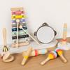 Orff Kinder-Rhythmusinstrumente: Rassel, Handtrommel, Xylophon und Kastagnetten für das Musikspiel von Eltern und Kindern