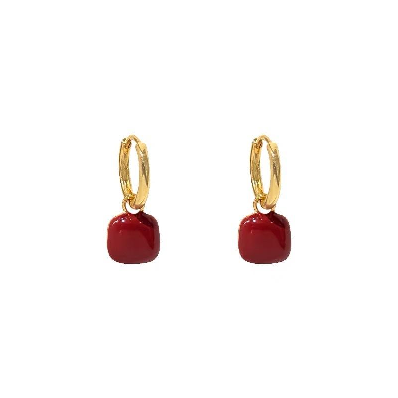 No pierced ears, ear clips, red high-end retro Hong Kong style earrings, light luxury, niche temperament, sugar cube love earrings, popular.