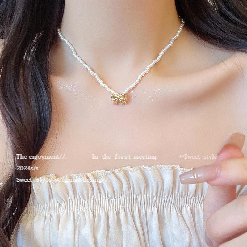 Luxury Korean Bucklo Pearl Necklace for Women: All-Match Love Pendant Clavicle Chain