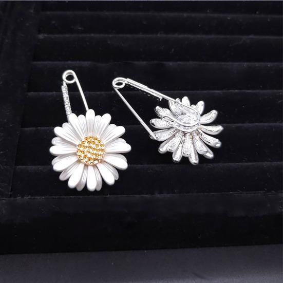 Women Brooch Sparkling Rhinestones Chrysanthemum Shape Lapel Pin Suits Coats Bags Scarves Badge Versatile Accessory