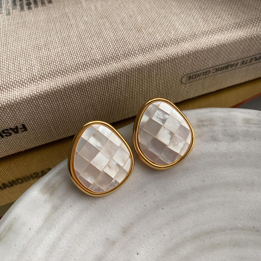 French Retro High-End Temperament Simple Shell Rhombus Ring Earrings Women'S Commuting Versatile Light Luxury Earrings