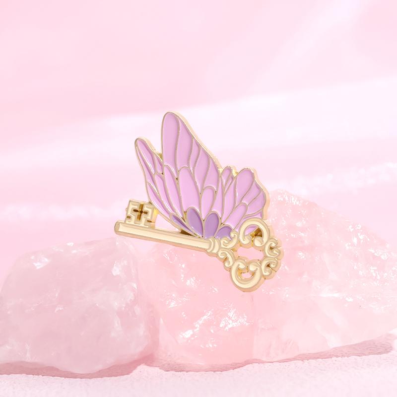 Schmetterling Schlüssel Fluch Hexe Emaille Anstecker Benutzerdefinierte Zauberer Anstecknadeln Revers Abzeichen Magischer Film Buch Schmuck Geschenk für Fans Freunde