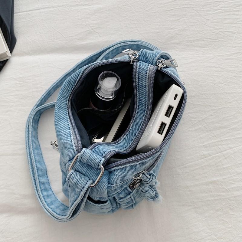 Dżinsowa torba z haftowanym napisem, wielokieszeniowa torba crossbody