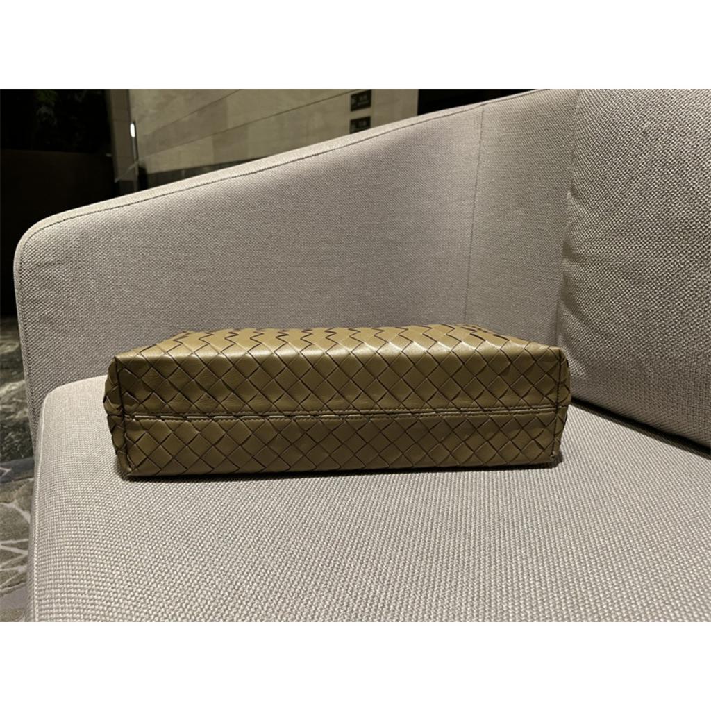 Pure hand-woven large-capacity tote armpit bag, new fashionable commuting versatile bucket oblique span bag, premium women's bag