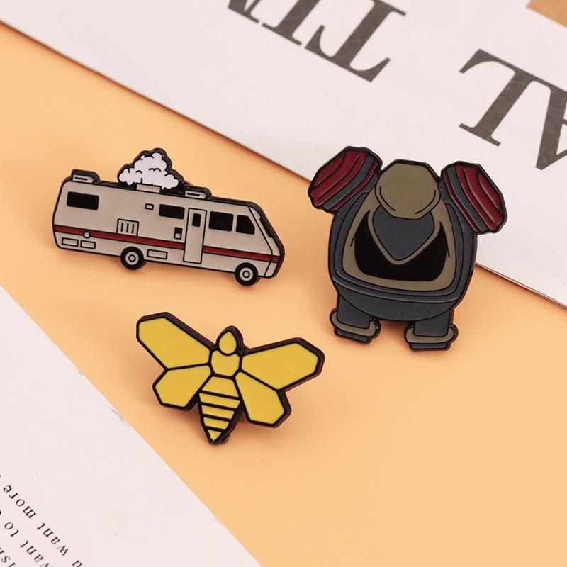 Çizgi Film Filminden Esinlenen Breaking Bad Gaz Maskesi Altın Broş