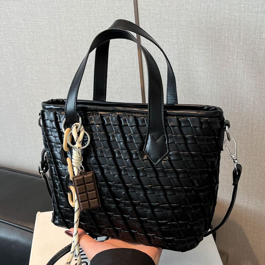 Retro woven small bag women's 2025 new niche design portable bucket bag commuter shoulder messenger bag