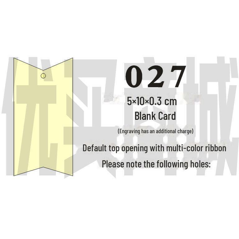 Gravovaná dřevěná karta s přáním s prázdnou visačkou a závěsnou cedulkou