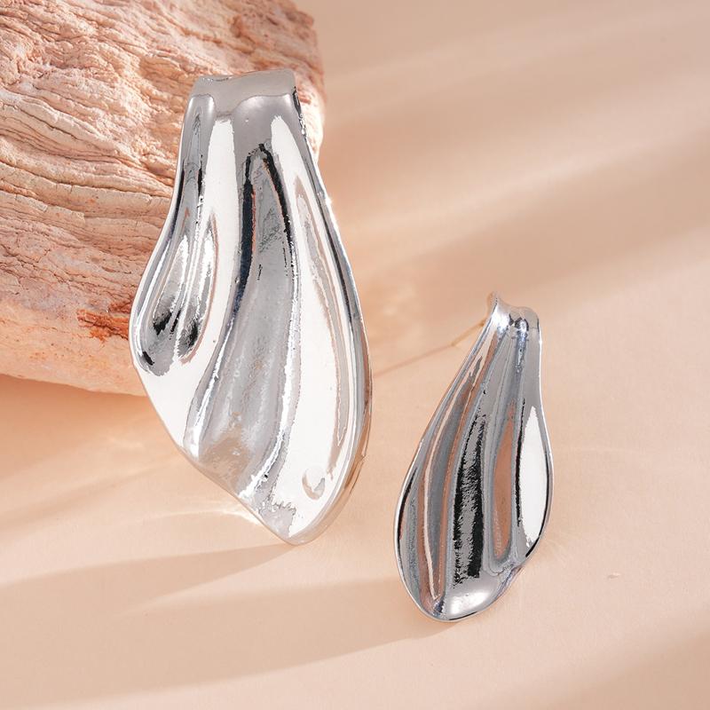 

Design Sense Metal Fish Tail Asymmetric Stud Earrings for Women Minimalist Copper Color Glossy Fashion Earrings Chic Zircon медный