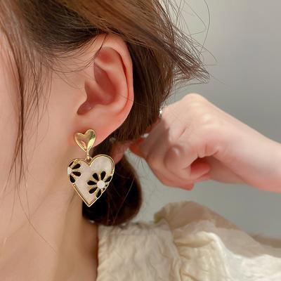 Pendientes de Margarita de Corazón para Mujer Pendientes Colgantes de Esmalte Modernos Joyería Elegante Francesa Accesorios de Fiesta Femeninos Regalos