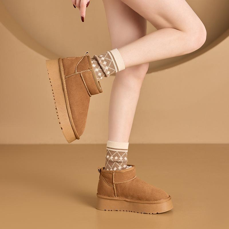 Autumn and winter velvet leather thick-soled snow boots women's velvet thickened large cotton shoes women's winter casual snow cotton