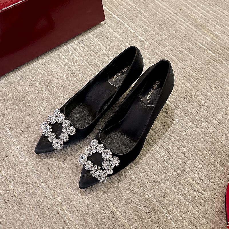 Druvmamma samma 2025 vår och höst satin lätt mun fyrkantspänne blomma diamant tunn hög klack enkelskor dams spetsiga bröllopsskor