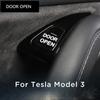 Für Tesla Model 3 Y Türöffnungs-Ausstiege-Knopf Erinnerung Leuchtender Aufkleber Fluoreszierende Paste Auto Innenzubehör 2017-2020
