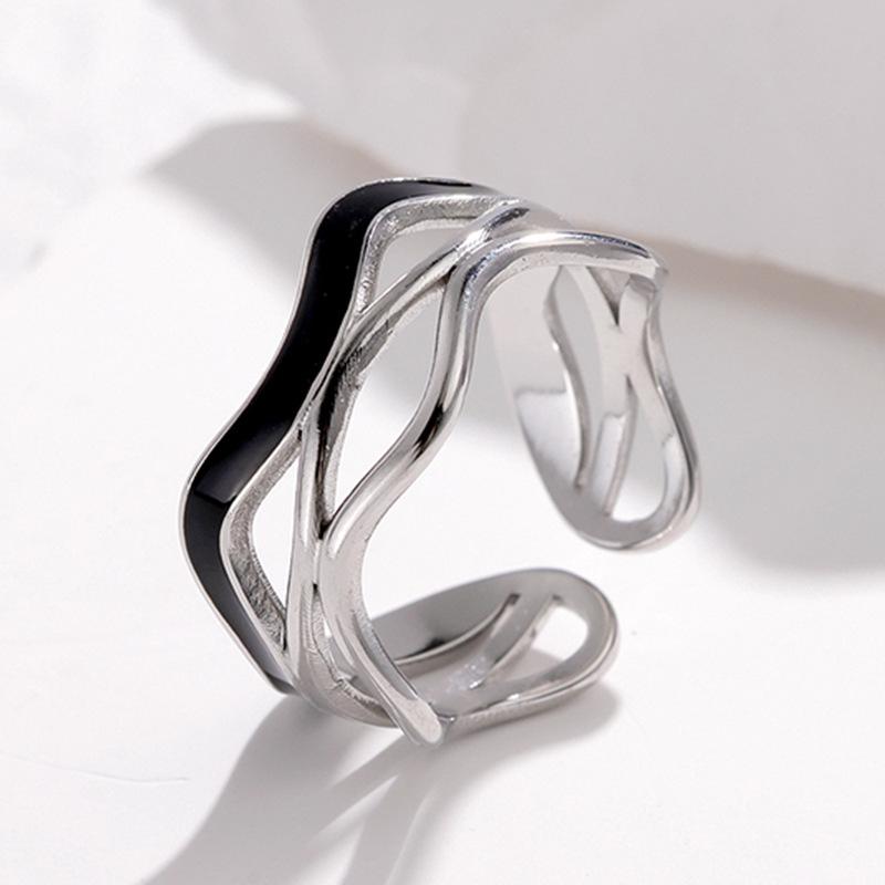 Anello in Acciaio Titanio Placcato Oro - Elegante Stile Ins da Donna con Sensazione di Alta Gamma e Design Semplice, Influenza Europea e Americana.