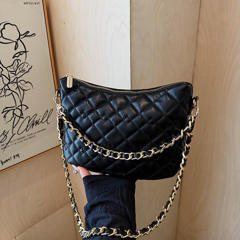 

Niche bag women s new diamond shoulder bag fashionable versatile oblique span bag texture trendy armpit bag