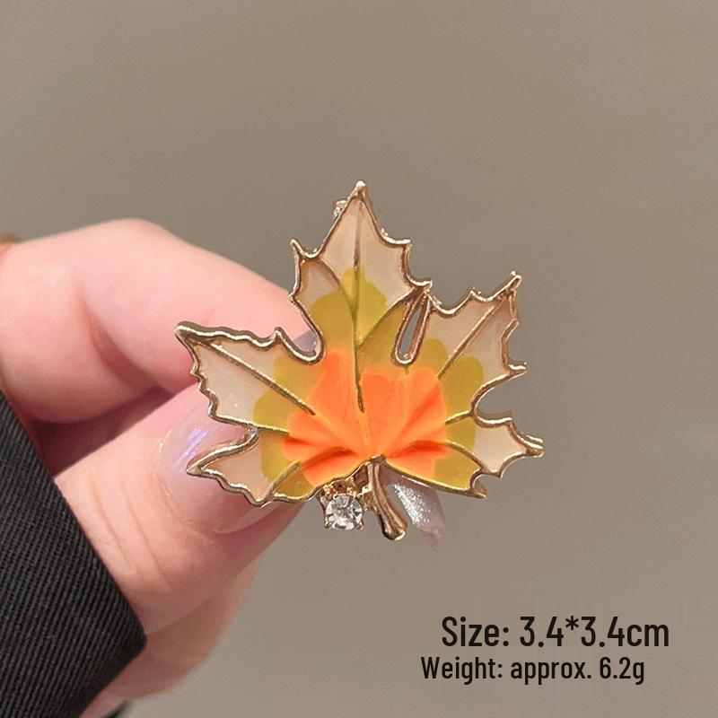 

Изысканная роскошная женская брошь-булавка в виде красного кленового листа: Приветственный аксессуар высокого класса