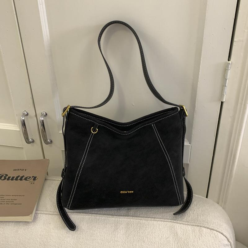 Niche retro underarm bag women s winter high-value simple commuting fashion messenger bag bag