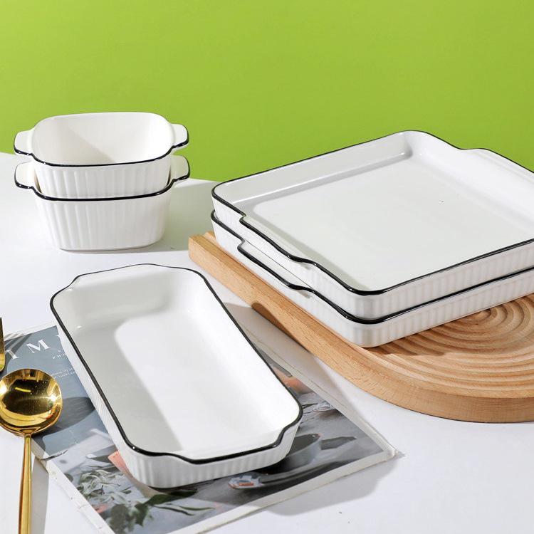 Nordisches Keramik-Backset: Käseplatte, Pfanne mit zwei Griffen und Schüssel.