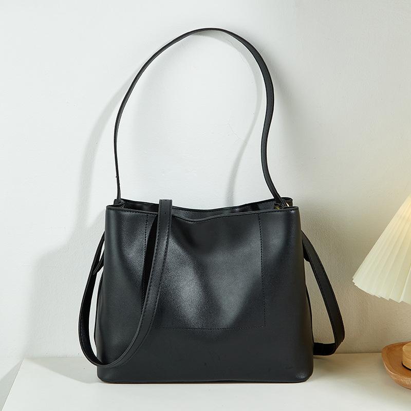 

New women s bags, women s retro handbags, simple and large-capacity tote shoulder bags, versatile messenger bags, and trendy bags.