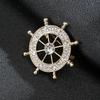 Spilla a spilla da uomo con timone di barca a vela e corona d'aquila con strass
