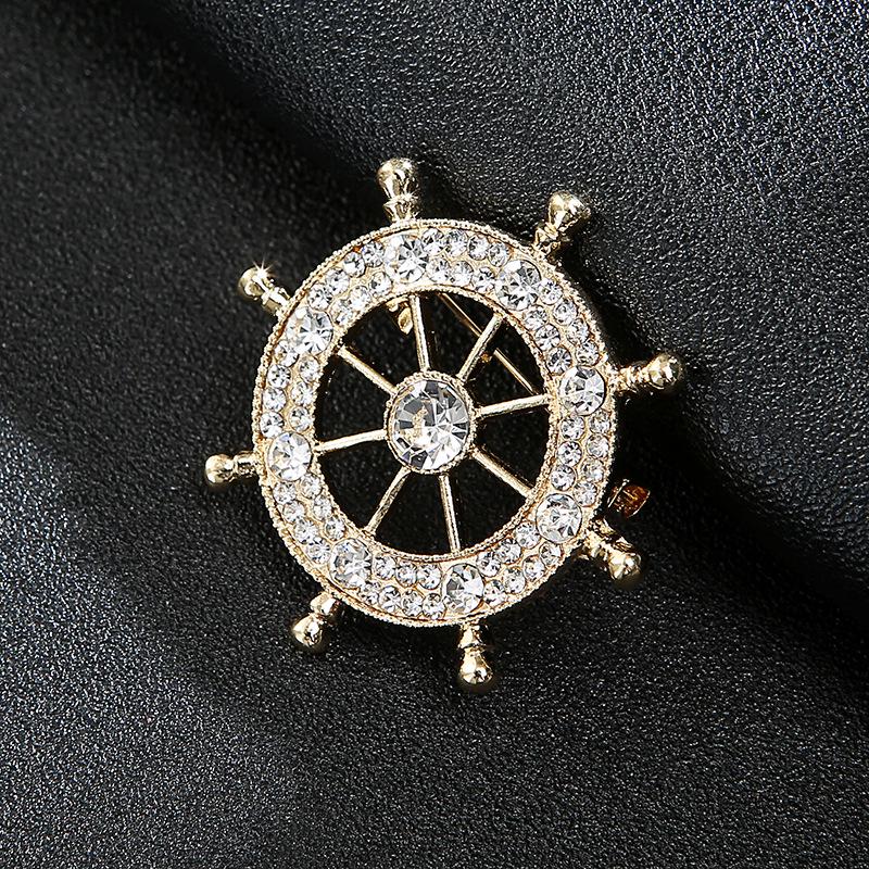 Spilla a spilla da uomo con timone di barca a vela e corona d'aquila con strass
