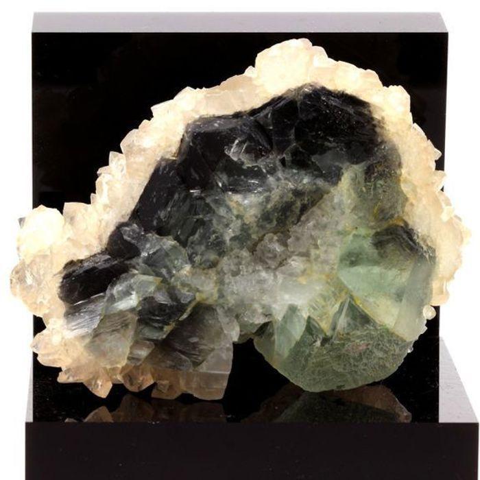 Pierres et Minéraux. Fluorite + Calcite. 1130.0 ct. Weishan Co., Yunnan Province, Chine.