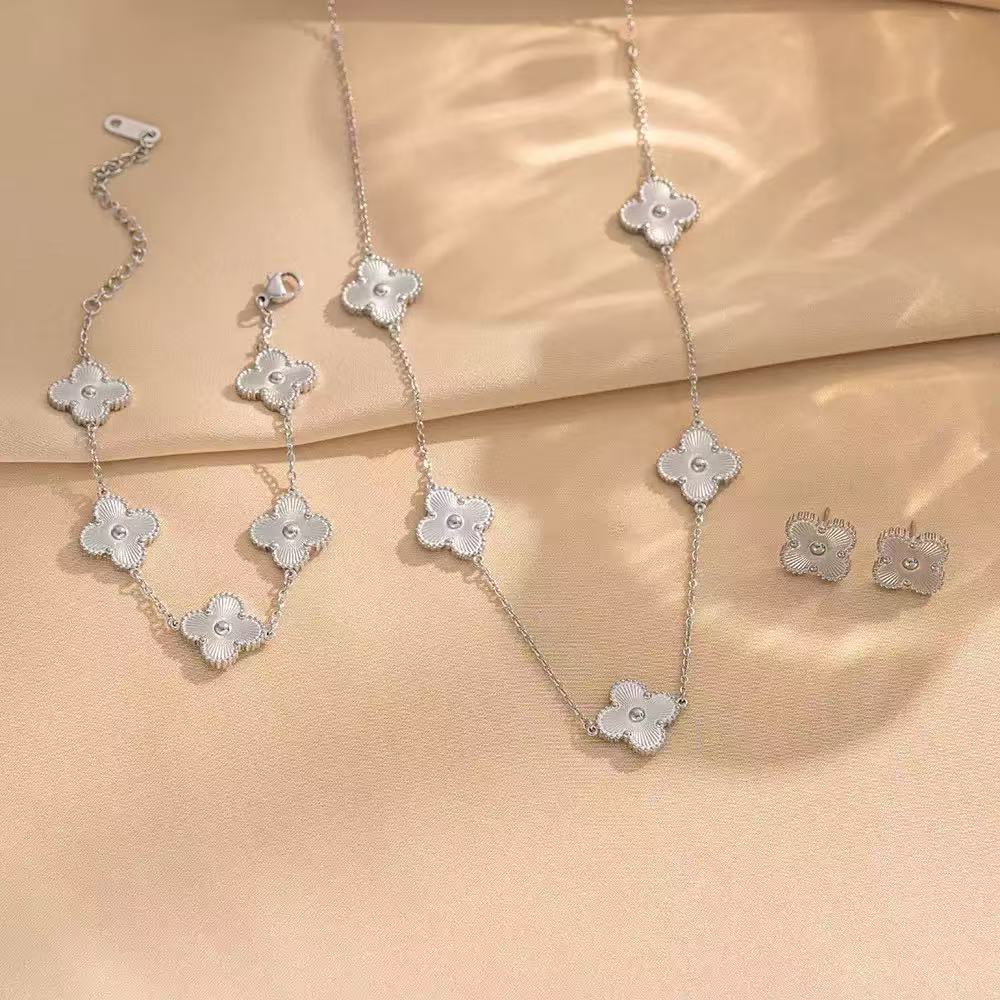 

Набор из 3 предметов: ожерелье, браслет и серьги из титановой стали, не выцветающий, двусторонний, в виде клевера