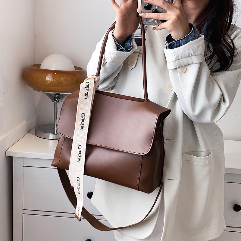 Fashionable Large Capacity Tote Bag With Top And Synthetic Leather Interior For Casual Outings