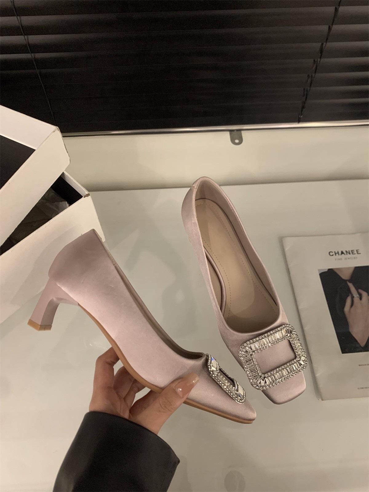 

French medium and high heel square head rhinestone single shoes women s shoes 2025 spring temperament celebrity black high-end commuter shoes 39 телесный