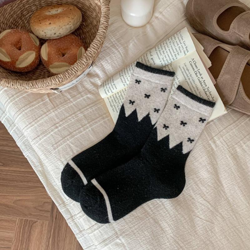 Bows of Woolen Socks for Women with Color-matched Patches and Retro Screw-top Design. Feir Island College-style Winter Thick and Warm Socks.