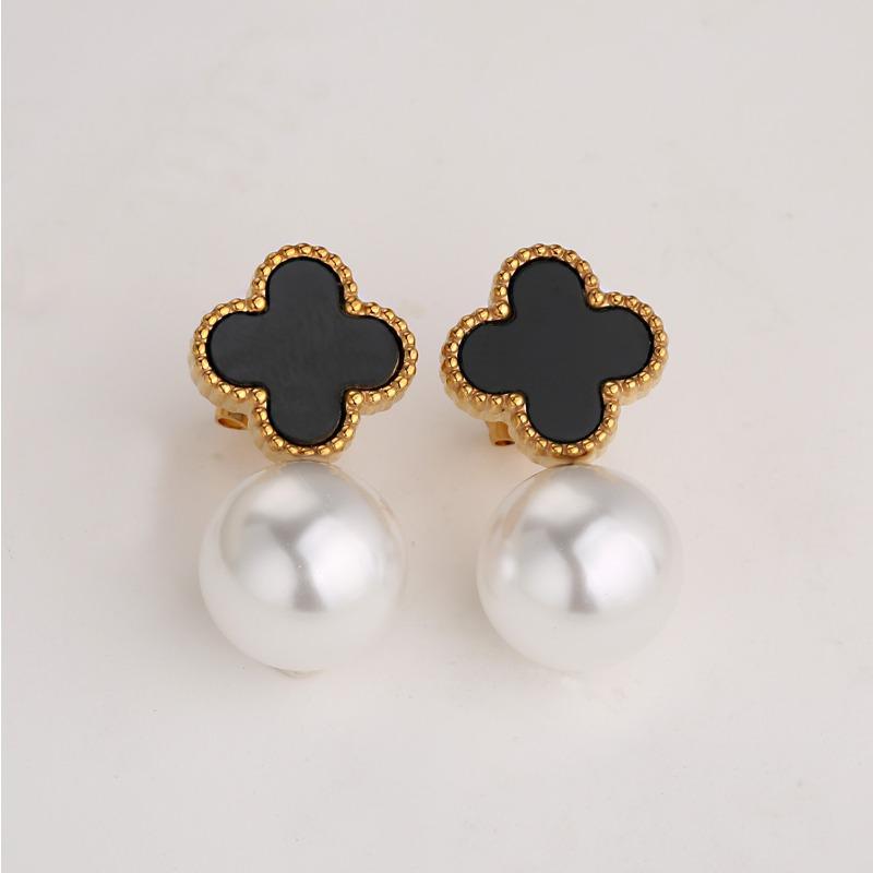 Fashionable, minimalist, retro Korean version Lucky Clover Pearl stainless steel earrings