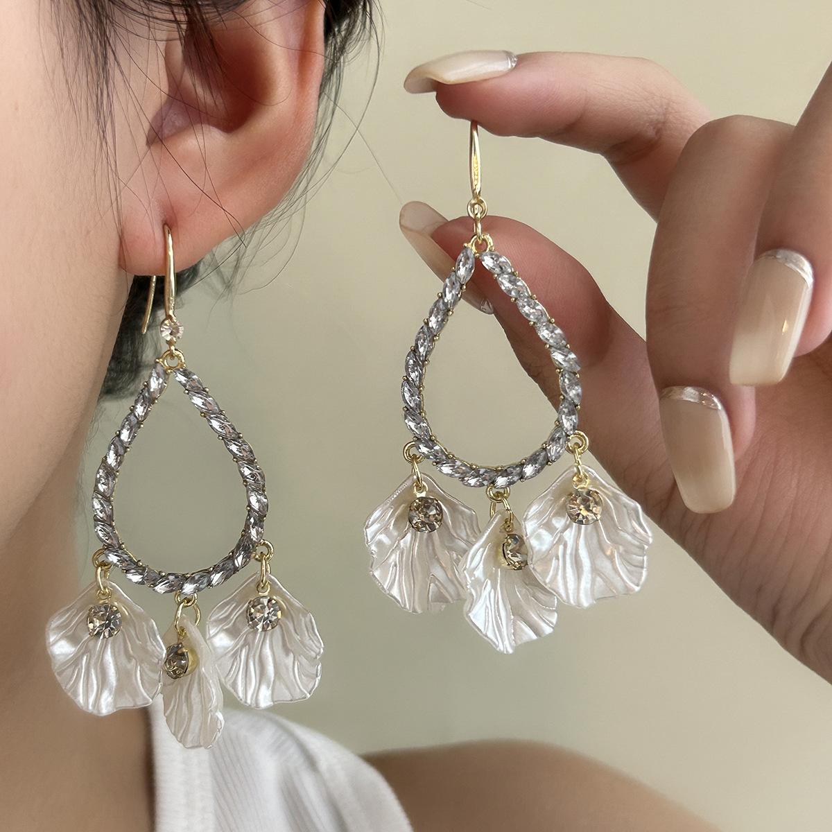Super Fairy French Light Luxury Diamond-Encrusted Shell Petal Stud Earrings Long Temperament Fringed Earrings Exquisite Design Earrings