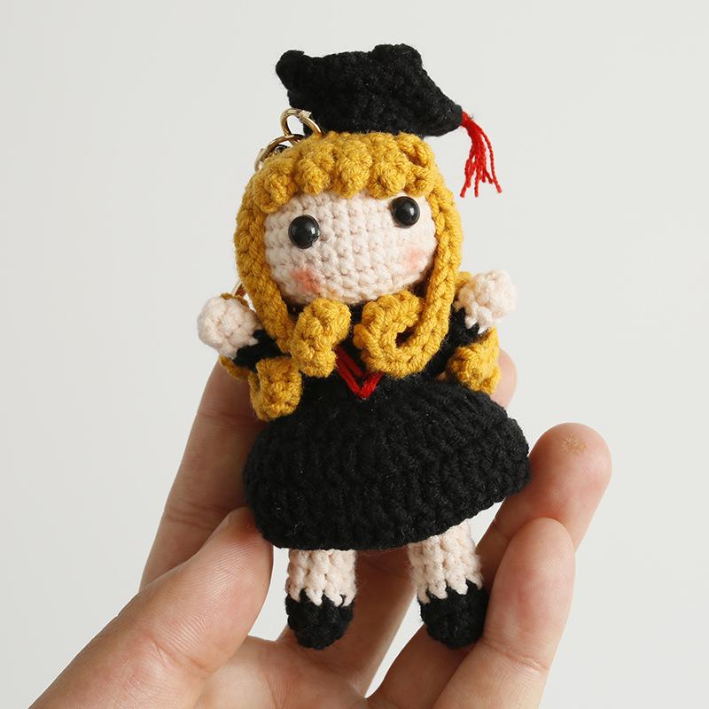 Ciondolo Bambola Super Carina per la Laurea, Bambola all'Uncinetto Fatta a Mano per Ciondolo Bambola Stagione della Laurea, Regali per la Laurea Bambola all'Uncinetto